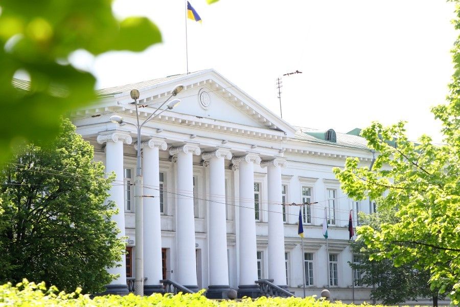 На картинці зображена будівля Полтавської міської ради
